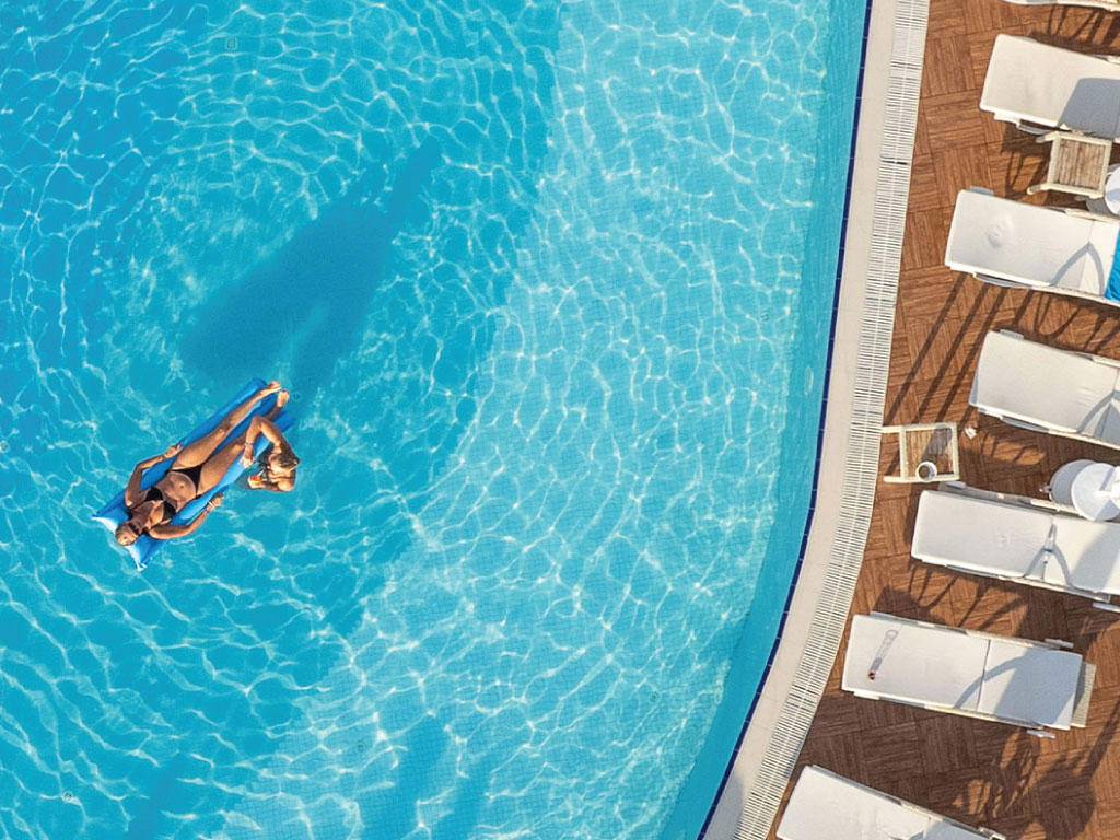 Azura Deluxe Resort & Spa Hotel